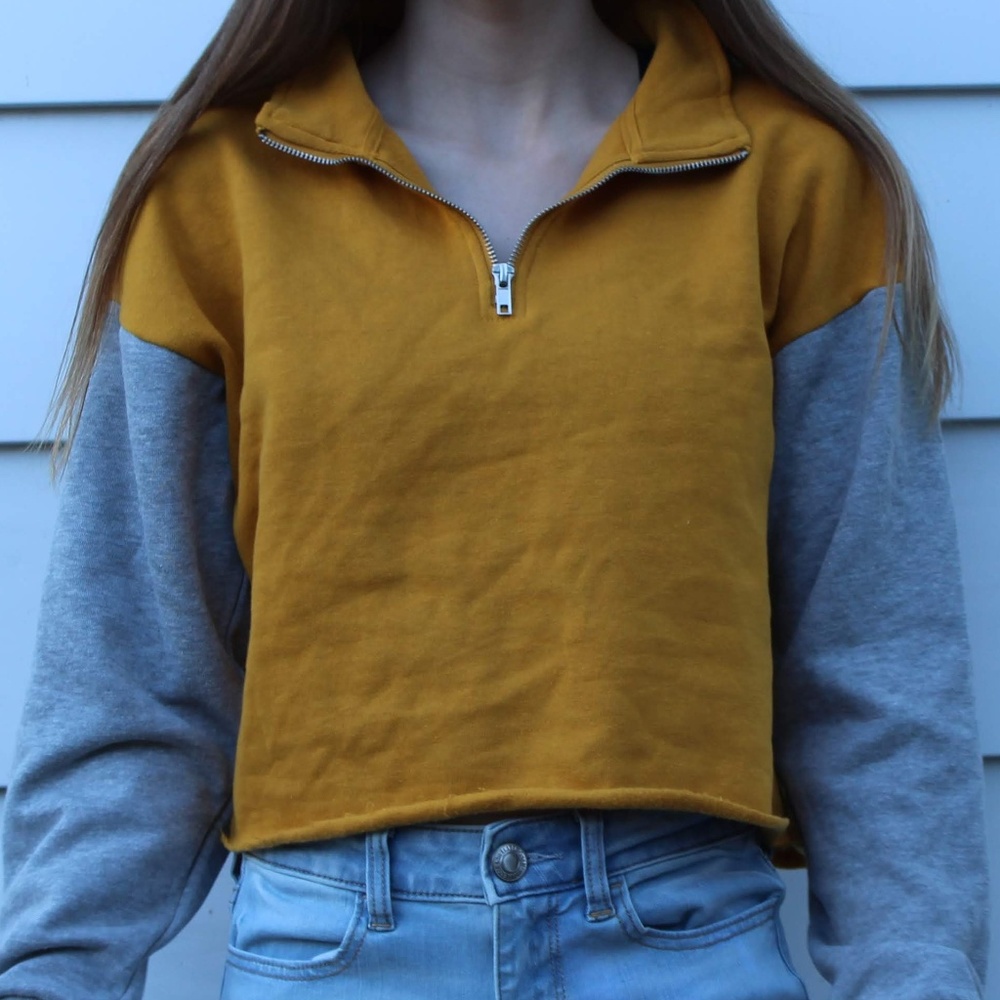 NWOT Cropped Quarter Zip Sweatshirt